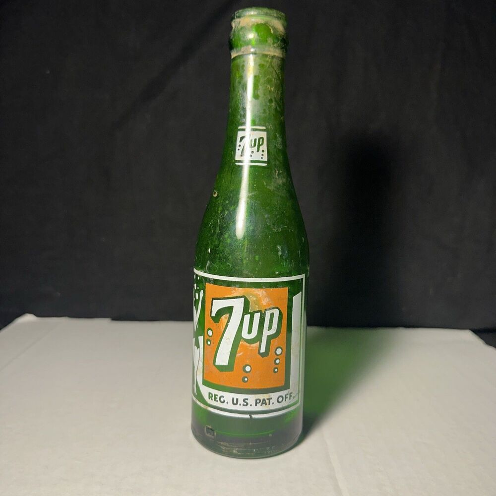 1950's ART DECO Bubble Lady 7 UP Vintage ACL Soda Bottle  NASHVILLE TENNESSE 7oz